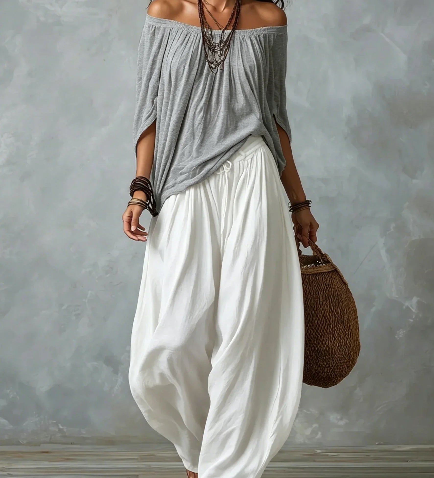 Top con spalle scoperte e pantaloni a lanterna