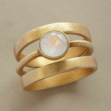 Anello vintage dorato con pietra di luna incisa