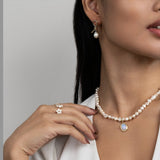 Orecchini d'oro con nodi e perla d'acqua dolce
