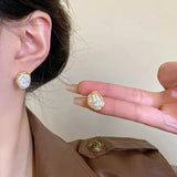 Eleganti orecchini a perla di Carmen