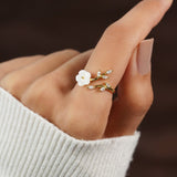 Rise - Anello con fiore bianco