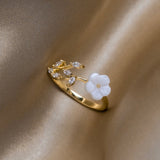 Rise - Anello con fiore bianco
